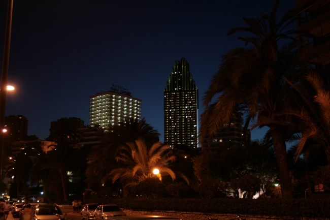 IMG_10025_Playa de Poniente.JPG, Hotel Torre Dorada und Hotel Bali bei Nacht