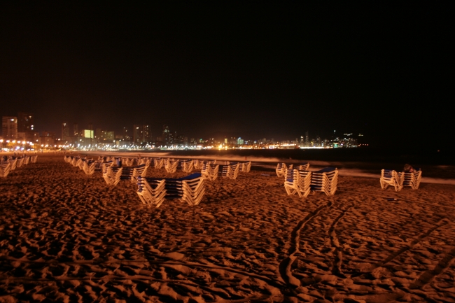 Am Strand, Liegen bei Nacht, Liegen am Strand, länger belichtet