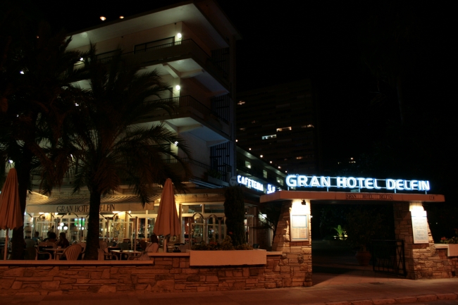 Hoteleingang, Grand Hotel Delfin, Strandeingang