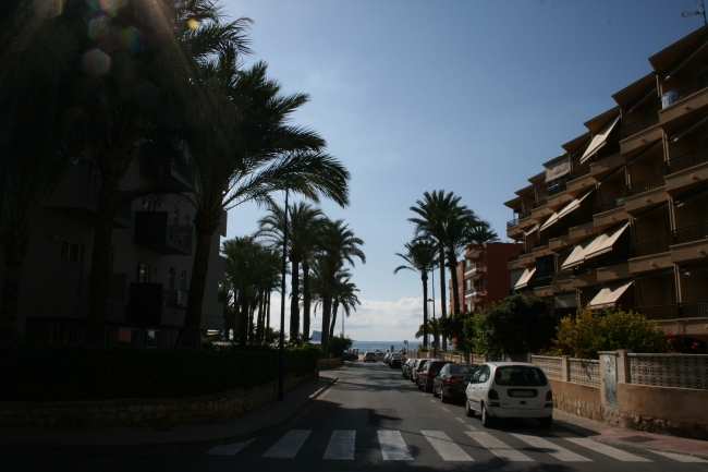 IMG_10071.JPG, Calle de Santander Richtung Calle de Vigo, Palmeral links, Edif. Pax rechts