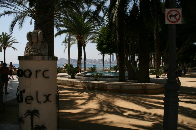 Figur am Parc d'Elx mit Blick auf den Brunnen und den Park, 