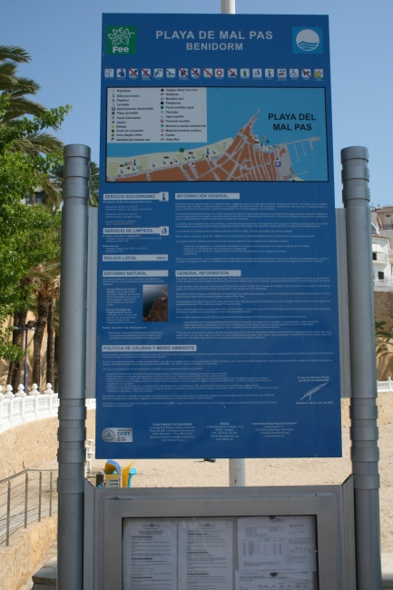 Playa de Mal Pas, the "small cove" at the foot of Castel de Benidorm