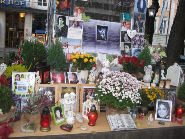 Michael Jackson Schrine vor dem Bayerischen Hof, 