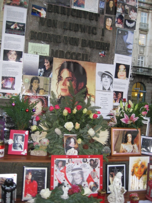 Michael Jackson Schrine vor dem Bayerischen Hof, 