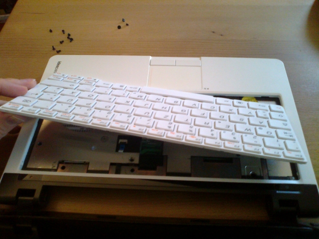 U160_RAM-Expansion-2.jpg, After opening the screws, remove the keyboard