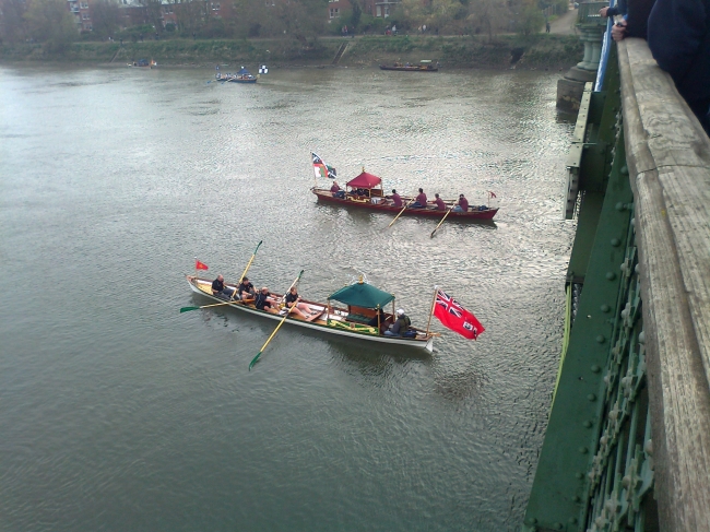 Boats passing the bridge, 