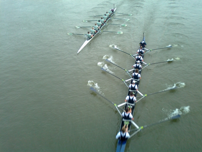 Oxford vs. Cambridge boat race 2011, boats going through under the bridge