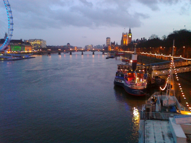 River Themse, London Eye, steamer, dawn