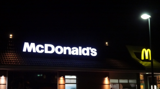Dach und Logo einer McDonald's Filiale, 