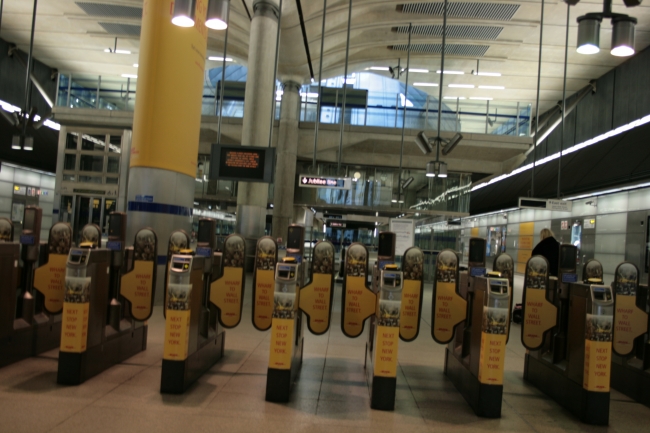 Jubilee Line ticket barrier doors closer, 