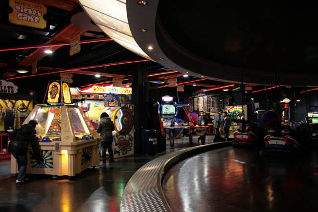 All sorts of amusement machines at namco's NamcoStation, 