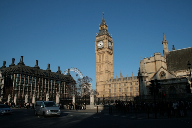 Big Ben and garden fense from further away, with Portcullis house on left and London Eye behind