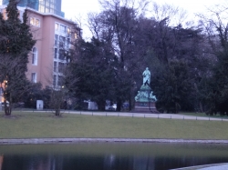 Statue an der Oper