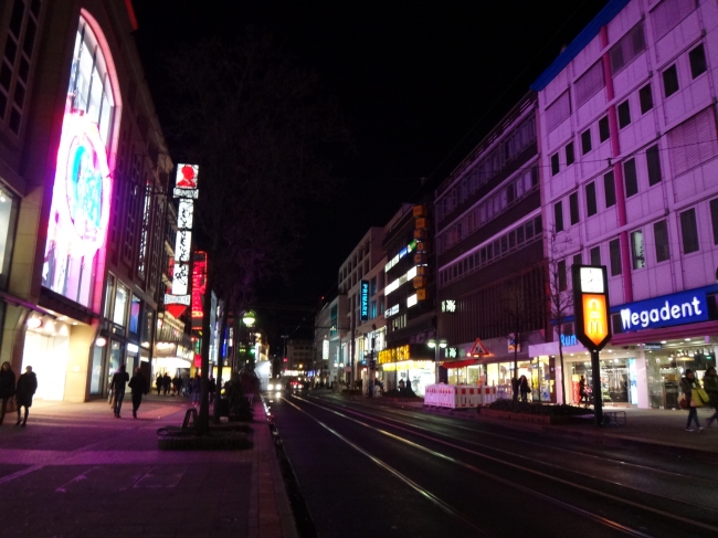 Die Shadowstraße, mit den Platzhirschen der Textilindustrie auf gegenüberliegenden Seiten, links im Ring C&A, gerade renoviert, rechts im Ring, der Newcomer, Primark aus England