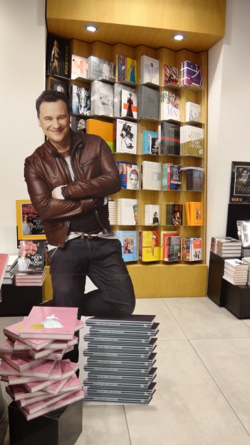 Guido Maria Kretschmer, als Papp-Aufsteller täuschend echt in der Meyer'schen Buchhandlung, Werbung für sein Buch; hashtag: Shopping Queen
