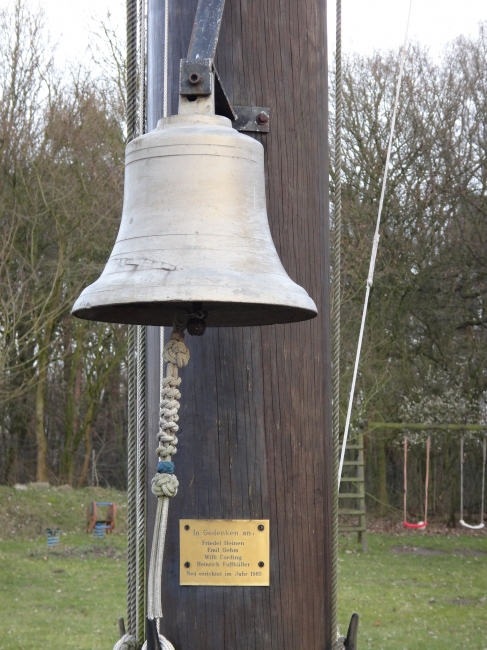 Schiffsglocke, im Gedenken an Friedel Heinen, Emil Gehm, Willi Cording, Heinrich Fußhüller; 1985