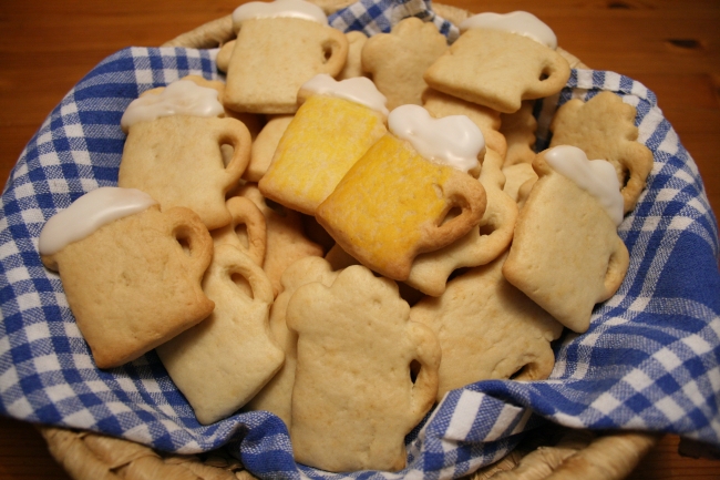 Bierkrug Plätzchen, auf Weiss Blau, in einer Schale