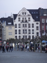 Stadthaus mit Rheinblick