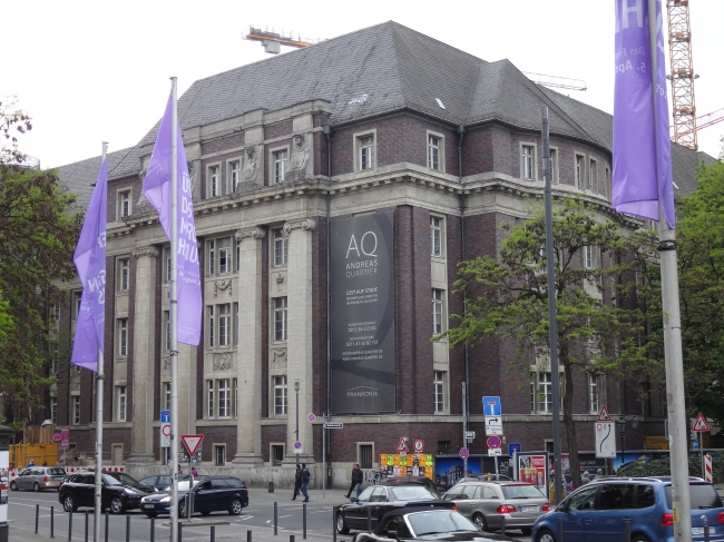 AQ Andreas Quartier, Altstadt Düsseldorf, die Kräne sind Zeichen des riesigen Baulochs dahinter...