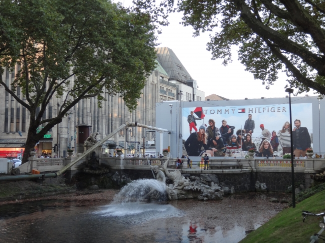 Kaufhof Kö, Bridge and Tommy Hilfiger ad on Linie 6 construction site, 