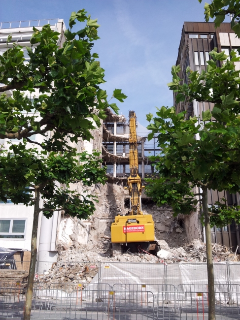 Big iron mashing a house, on Düsseldorf Mannesmann-Ufer Promenade