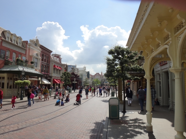 Main Street looking to entrance / Disneyland Hotel, 