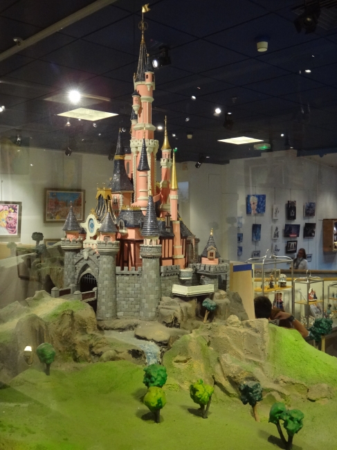 Disney Gallery: enchanted castle model, 