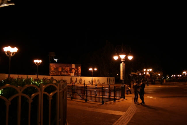 Disney Village: walk, looking towards Studios Park and a Ratatoulle billboard