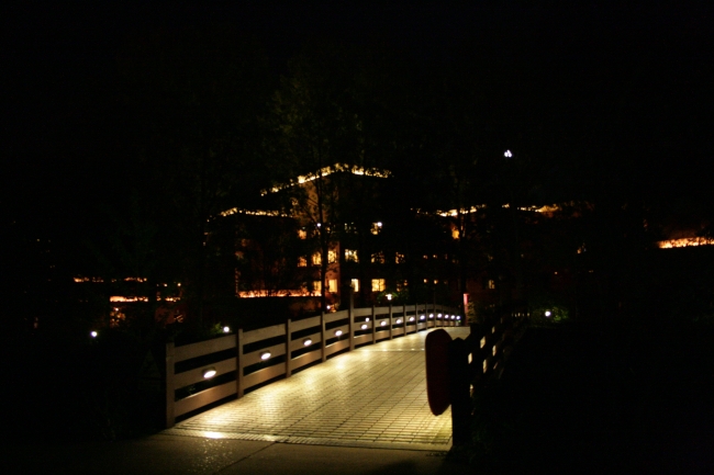 Bridge over Disney River to Hotel Santa-Fe, coming from Disney's Hotel Cheyenne