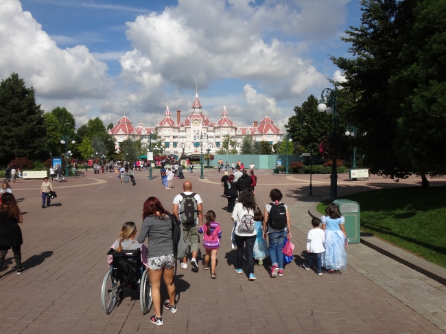 Transit area towards Disneyland Park main entry and Disneyland Hotel, 