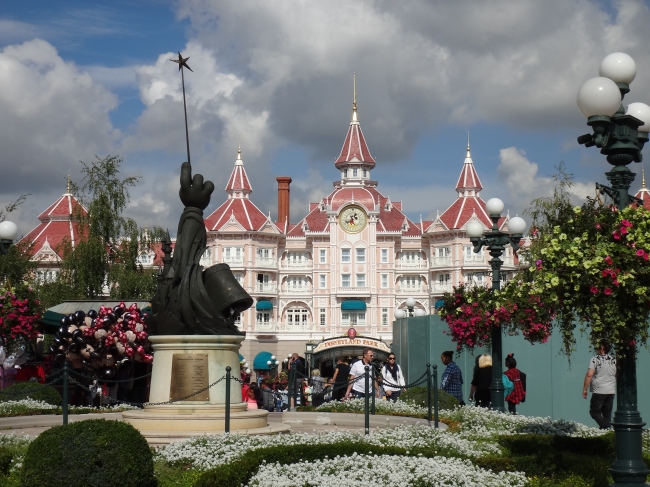 Magic Wand statue in front of Disneyland Hotel, 