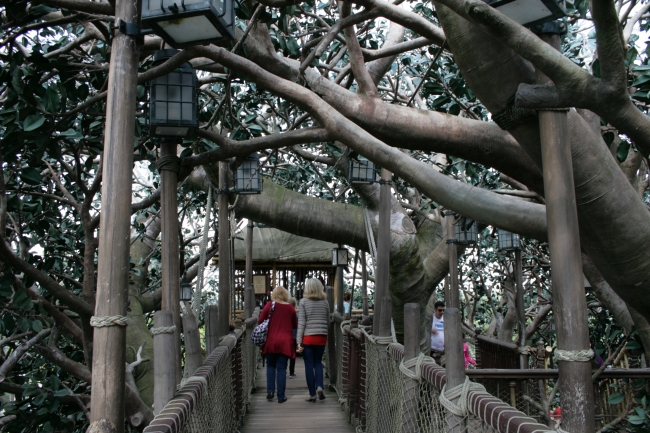 La Cabane des Robinson lamps and walkway, 