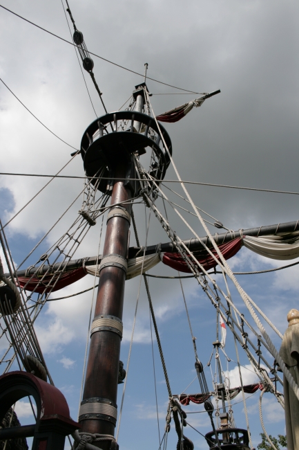 Jolly Roger's mast, 