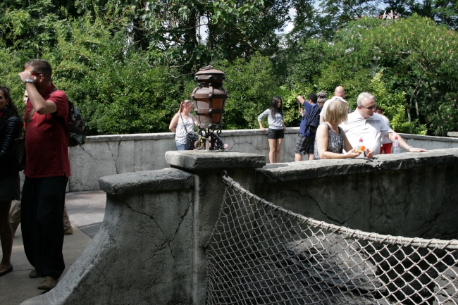 Light fixture on the bridge to the POTC, 