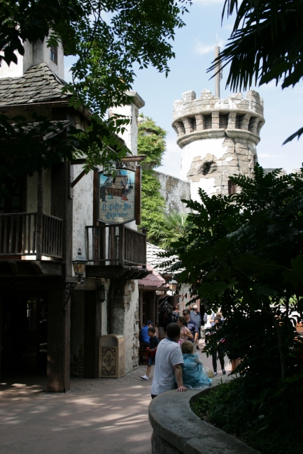 Tower of the Pirates of the Caribbean, "Le Coffre du Capitain" signage