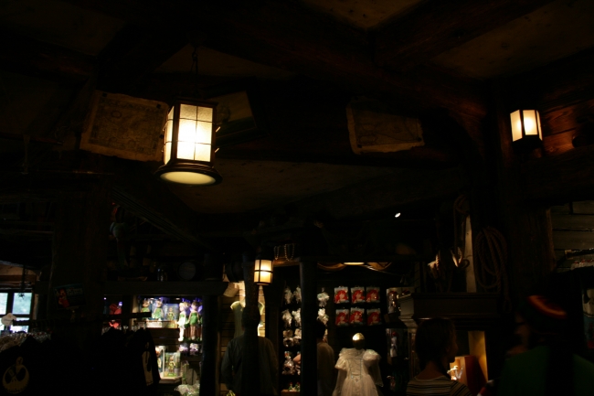 Pirates of the Caribbean gift-shop / exit, lamps and ceiling details