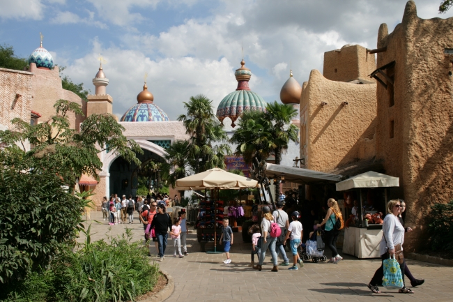 The bazaar at Adventure Land entrance, with Le Passage enchanté d'Aladdin in the middle background