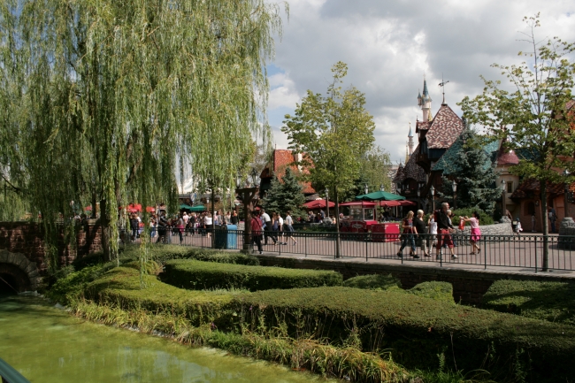 Overlooking the willow lake, towards Le Carrousel de Lancelot, 