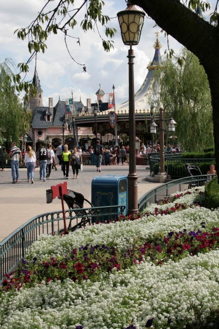 Carroussel de Lancelot, and lamp + gardening detail in Fantasyland