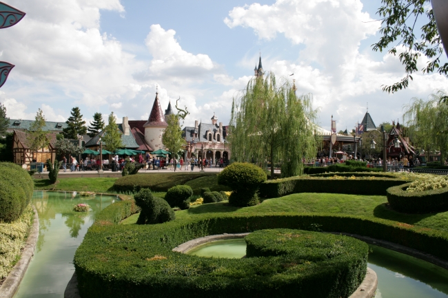 Gardening in fantasyalnd, near the hatter caroussel