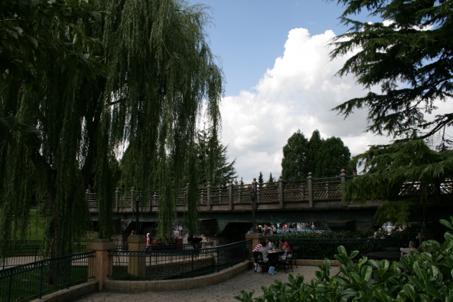 Walkway to Le Pays des Contes de Fées, as seen from Pavillon des Princesses, underpassage under the railroad tracks