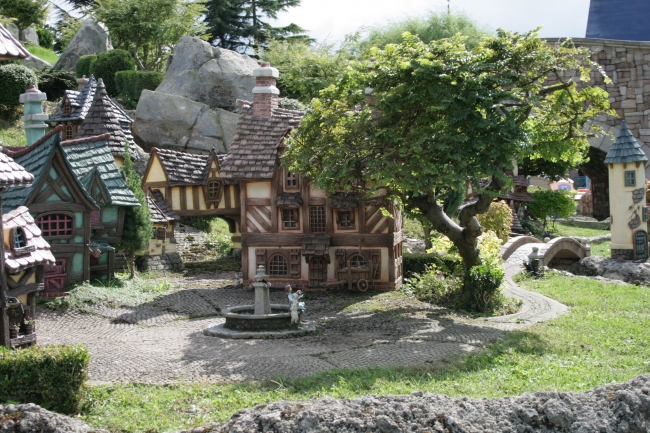 Le Pays des Contes de Fées, fountain detail, Beauty and the Beast