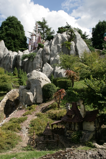 Le Pays des Contes de Fées, house detail and cliff