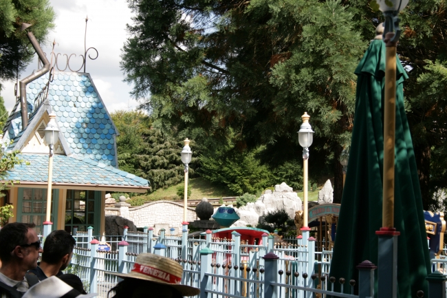 Cueing for Casey Jr, overlooking the queue fencing with Le Pays des Contes de Fées in background