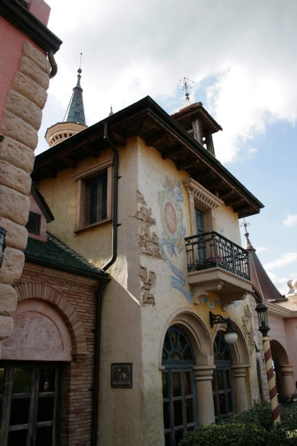 Another angle on the "bel etage" balcony, in between Fantasia Gelati and Bella Note