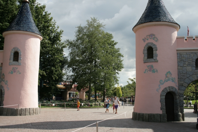 Fantasyland "gate" as seen from Fantasyland, which you normally pass through when coming from "the castle" along Parade Route