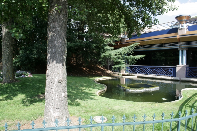 Pond on the left of Bureau Passeport Annuel, interesting how the Discoveryland theming with rectangular concrete structures bleeds into Main Street / Fantasyland here, as this gardening is on the edge o...