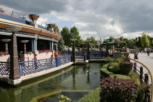 Entrance and pond of Bureau Passeport Annuel, the former Le Visionarium building, which I would consider to be already part of Discoveryland, not Main Street