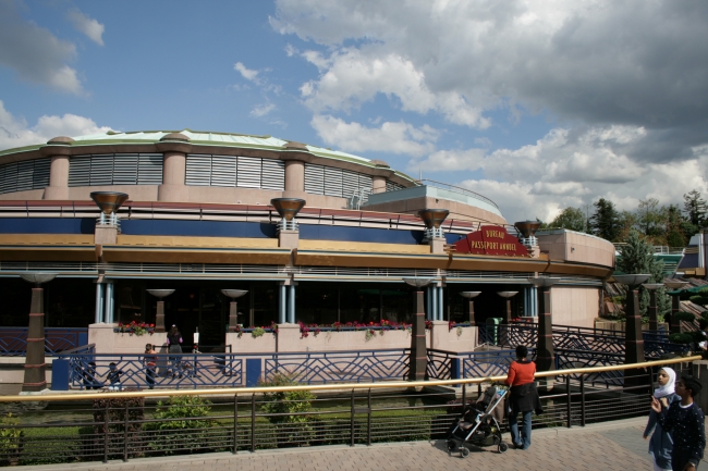 Bureau Passeport Annuel, with Discoverland theming (former Le Visionarium, now Buzz Lightyear Laser Blast dome structure behind)