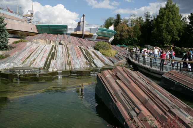 Discoveryland rocks, these concrete rocks to be found throughout Discoveryland look like coming from a future volcano or an 80s Superman movie, "Constellations" building behind; ...